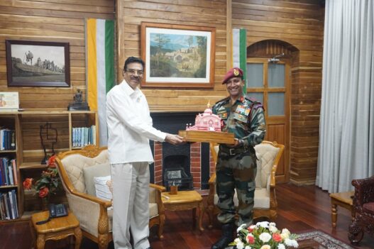 Governor interacts with AR major general