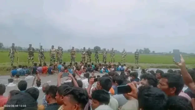 Hindu People at Border