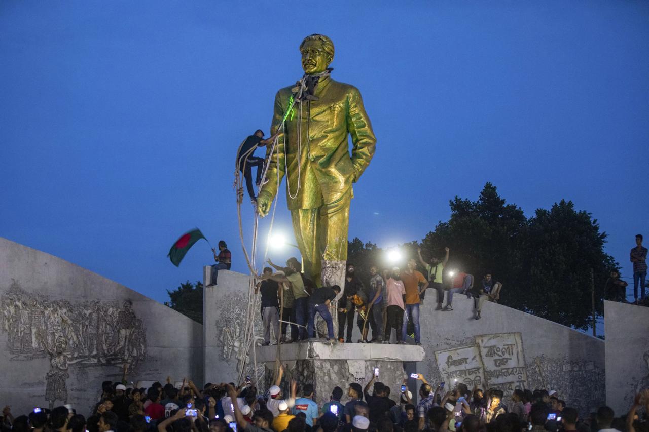 Protesters destroying the statue of Bangabandhu Sheikh Mujibur Rahman at Dhaka on Aug 5