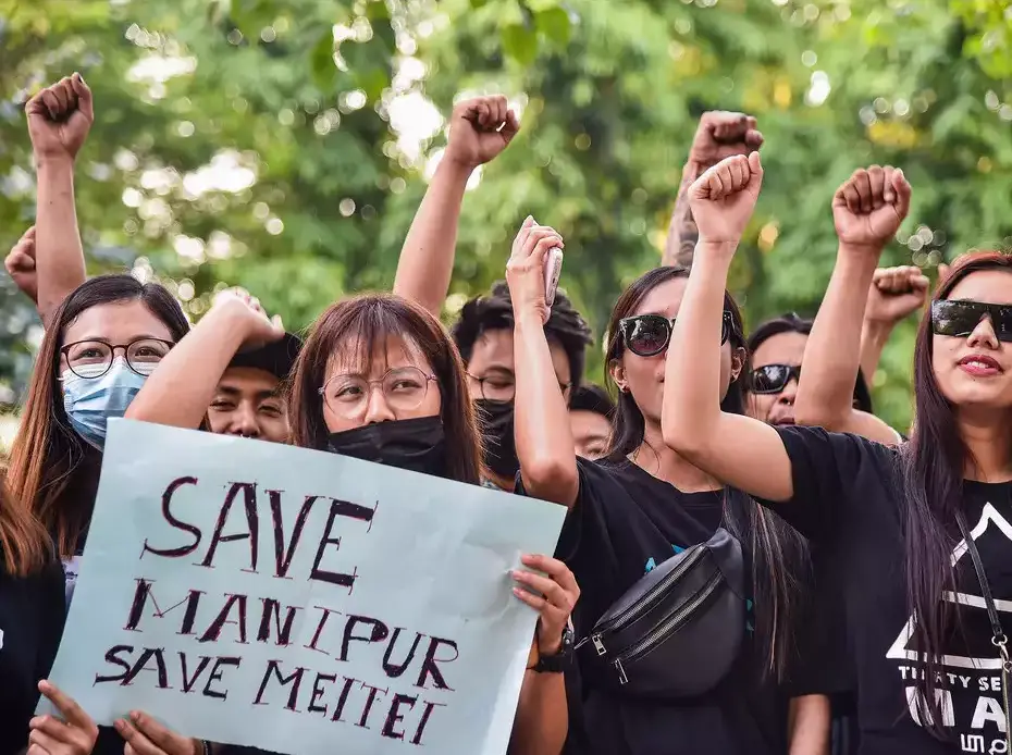 Kuki women form chain to protect meitei people from mob.