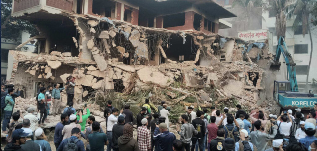 Demolition of Dhanmondi 32 residence of Sheikh Mujibur Rahman at Dhaka on February 6, Photo:Daily Star